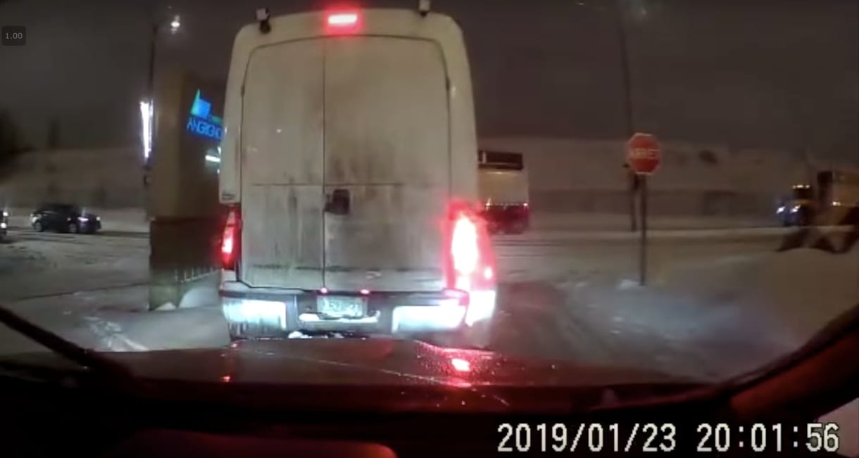 Videó: Úgy kommentálta a koccanásos balesetet a sofőr, mint egy dél-amerikai sportriporter
