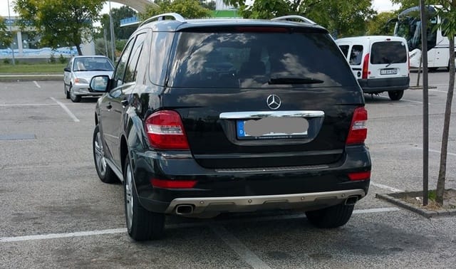 Ez a mercis is biztosra ment a négy elfoglalt parkolóhellyel – fotó