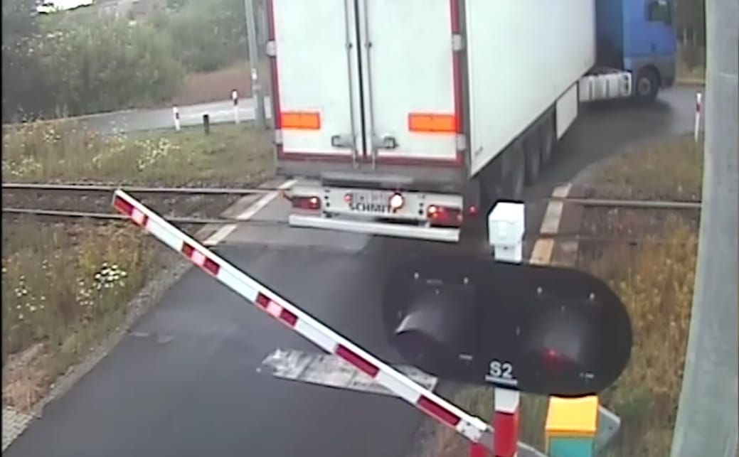 Nézze meg ezt a videót, ön is drukkolni fog a kamionosnak