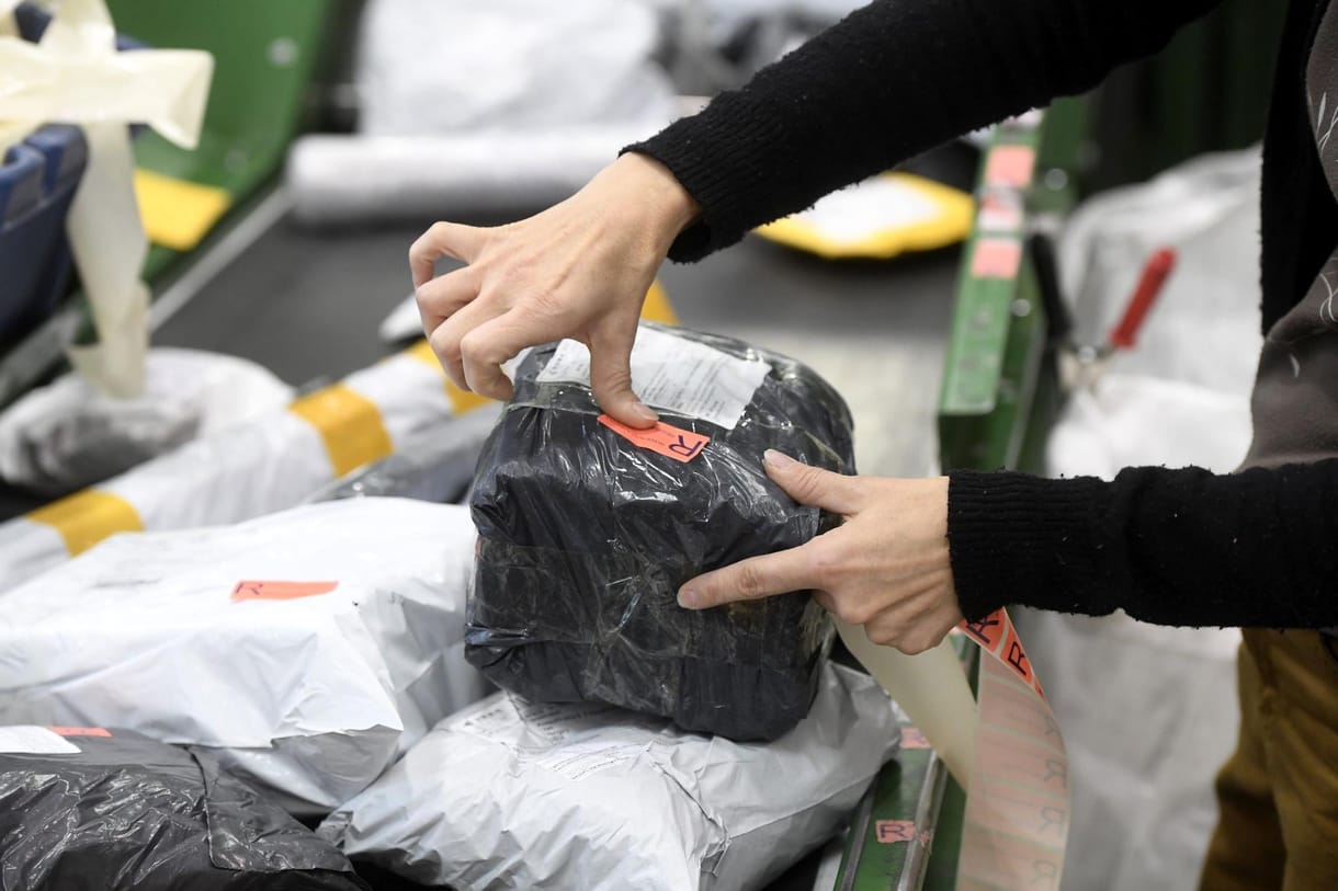 Kiderült, mennyit keresnek a fiókbezárások és elbocsátások idején is a posta felsővezetői