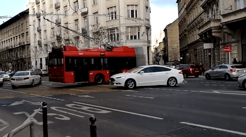 Kész tragédia, amit a trolik művelnek a Bajcsy-Zsilinszky út közepén – videó