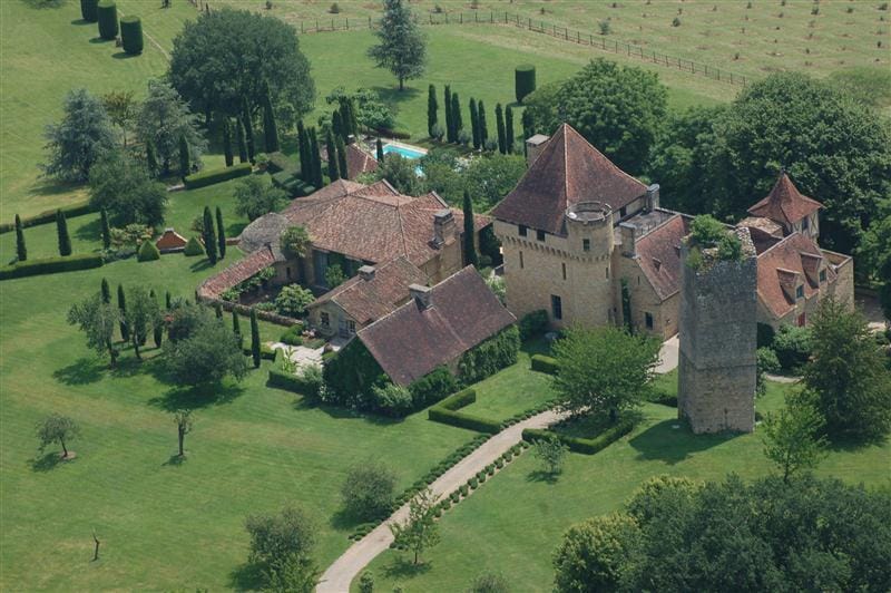 Csodás, 12. századi francia kastélyt vehet most