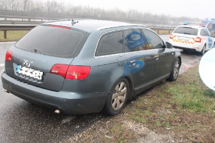 Késeléssel fenyegetve raboltak el a „vevők