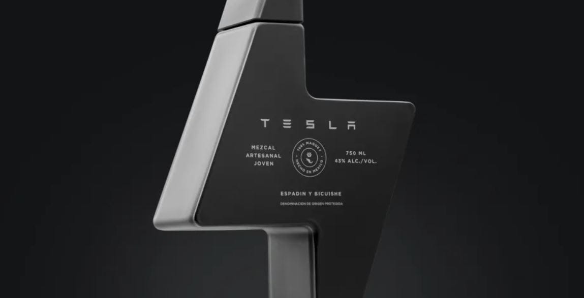 Százhatvanezer forintos italt dobott piacra a Tesla, villám alakú palackban