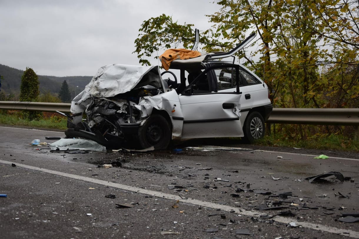 Lopott autóval karambolozott egy 17 éves fiú Salgótarjánban, két ember meghalt
