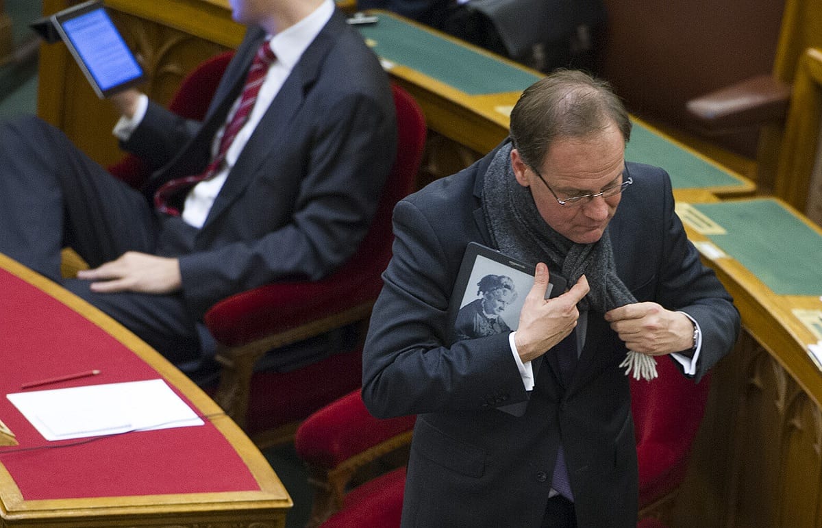 Nevelés vagy provokáció: Mit üzen Navracsics új posztja?