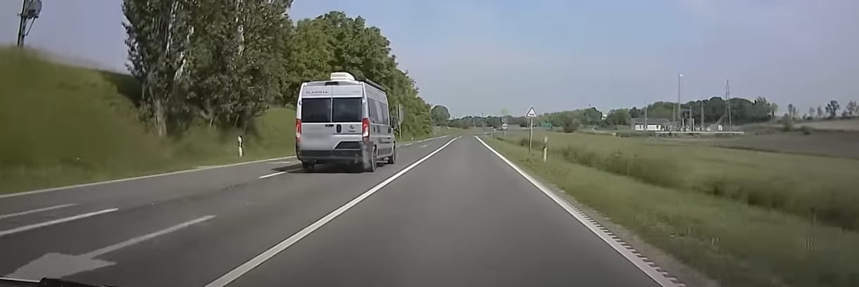 Szerencséje volt ennek a kisbusznak, hogy éppen nem jött szembe senki – videó