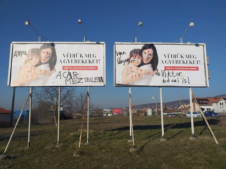 Jogerősen bűnösnek találták a kormányplakátot összefirkáló pécsi jogászt