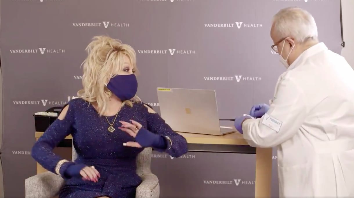 Dolly Parton dalra fakadt attól, hogy beoltják