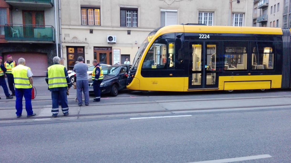 Fotók: Villamos és autó csattant Óbudán