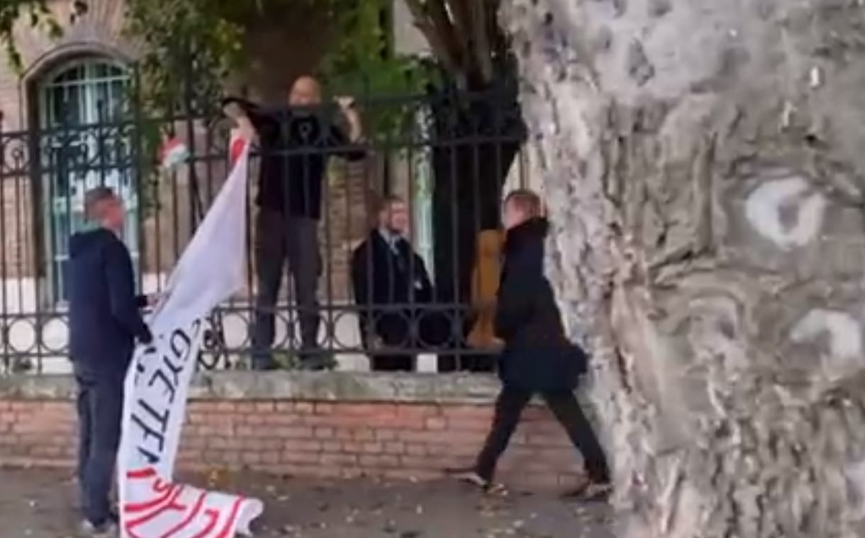 Az egyetem függetlenségéért demonstráltak a BME oktatói, kirángatták a kezükből a molinókat