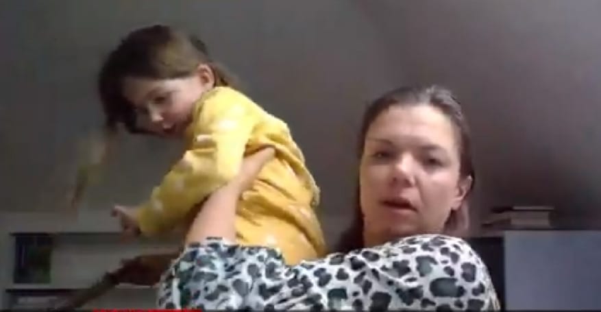 A legcukibb troll: amikor a szakértő kislánya belép az élő adásba