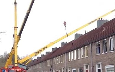 Daruval kopogtatott a szerelmes férfi - videó