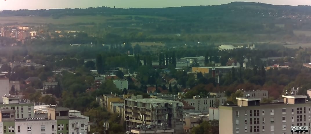 Egy torzó maradt a pécsi magasházból, alig lehet ráismerni – videó