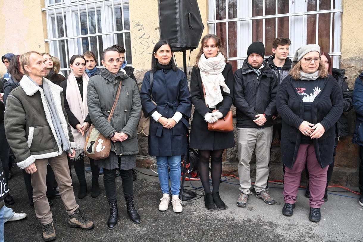 Saját zsebből fizetnének a Karinthy Gimnáziumból kirúgott tanároknak a szülők