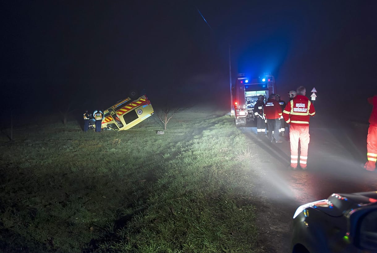 Fotók: Fejre állt egy mentőautó a késő esti ködben