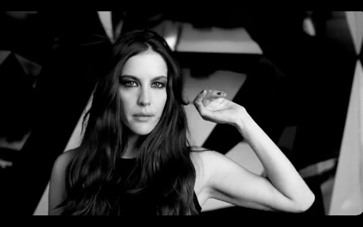 Egy Givenchy parfüm a legjobbakat érdemli - Liv Tyler INXS-t énekel (videó)
