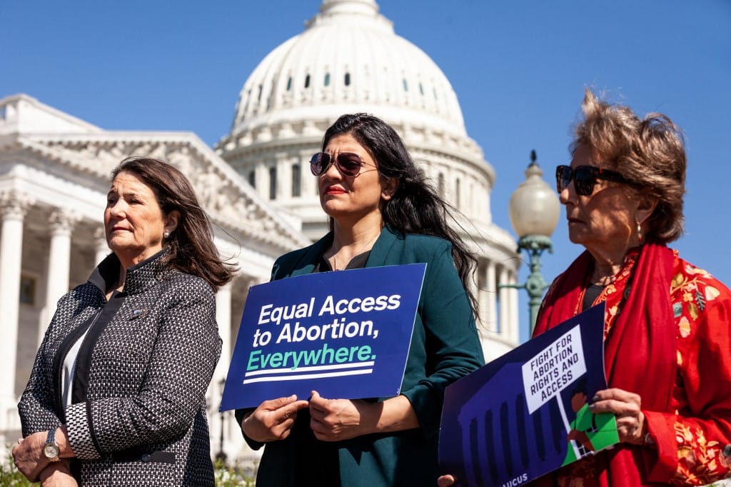 Egy amerikai nő meghalt, mert az abortuszkorlátozás miatt túl későn végeztek el rajta egy műtétet