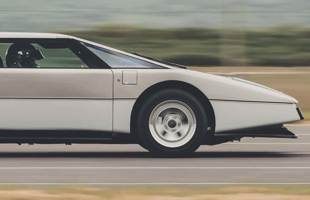 44 év után végül csak most sikerült 320 km/h fölött száguldani az ékalakú Aston Martinnal