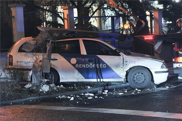 Fotó: Villanyoszlop dőlt egy rendőrautóra egy budapesti hármas karambolban