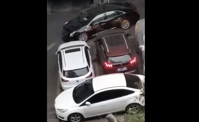 Teljesen begőzölt egy autós, mert elé parkoltak – videó