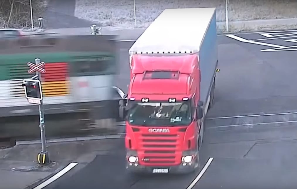 Tanmese: ezért nem szabad pirosnál a sínekre hajtani – videó