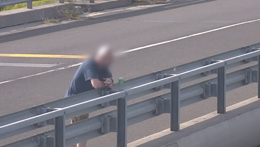 Videóra vették, ahogy egy gyalogos teljes életveszélyben sörözget az M0-s felüljáróján