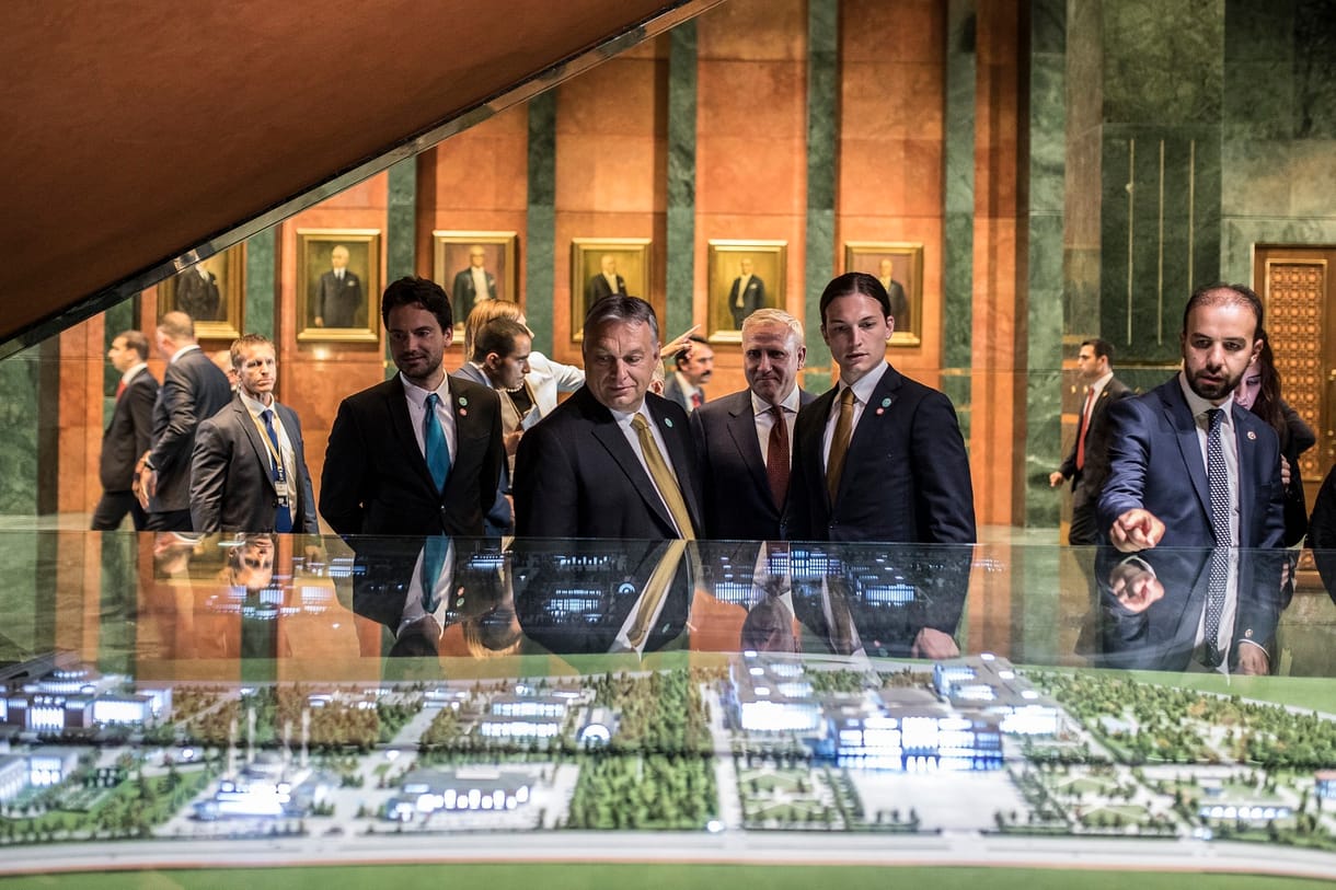 Orbán Viktor fiával együtt nézte végig Erdogan beiktatását