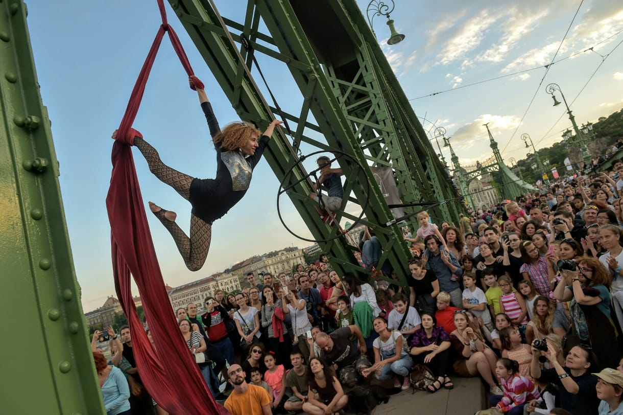 Újra a béke szigete lett a Szabadság híd - így lazultak rajta a budapestiek