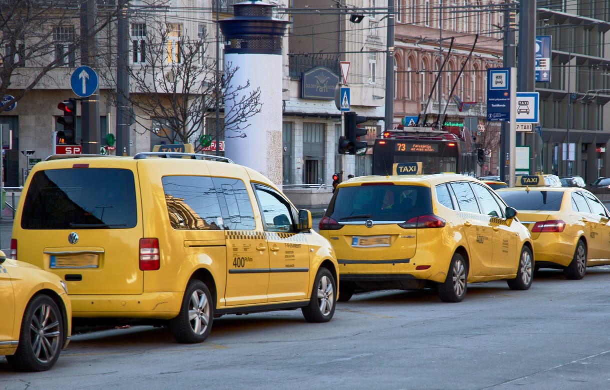 Feltépte egy másik autó ajtaját, majd köpködni kezdett egy taxis az Árpád hídon