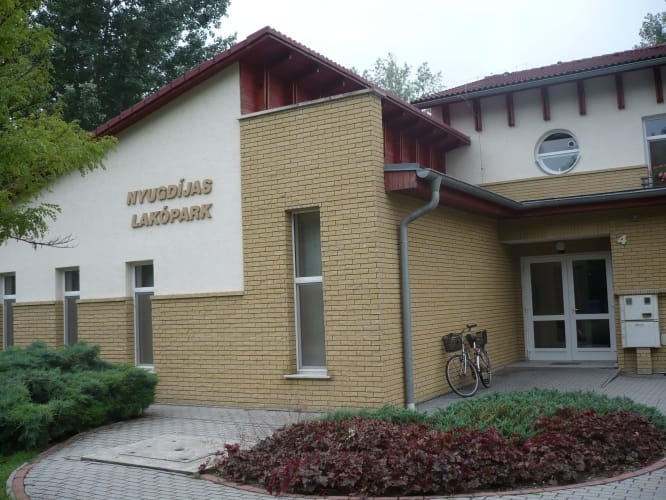 Három napon át feküdt holtan egy idős lakó egy hódmezővásárhelyi nyugdíjas lakóparkban, de nem vették észre