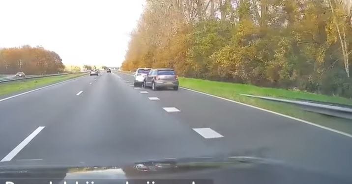 A kocsijával állított meg egy sofőr egy másik járművet, amiben rosszul lett a vezető