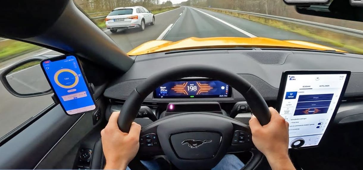Az egyik leglátványosabb villanyautó a Mustang Mach-E, de egy dízel Skoda még otthagyja – videó