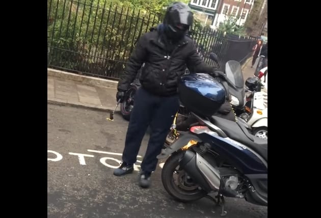 Fényes nappal lopták a motort, rájuk szállt az utca népe – videó