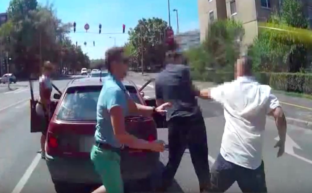 Oroszország Győrben: buszsofőr és három autós verekedett össze a pirosnál – videó