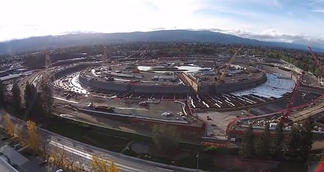 Videó: ezt látta tegnap a drón az Apple épülő campusán