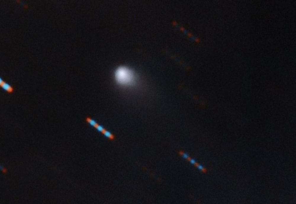 A NASA új fotója sokat elárul a Naprendszerbe betolakodott, 177 ezer km/h-val száguldó üstökösről