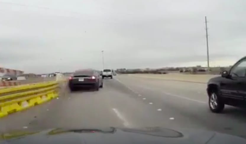 Nem vett észre egy forgalmi terelést, balesetezett az önvezető Tesla – videó
