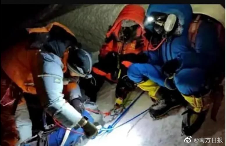A Mount Everest halálzónájából megmentett nő nem akarta kifizetni az őt lecipelő serpát
