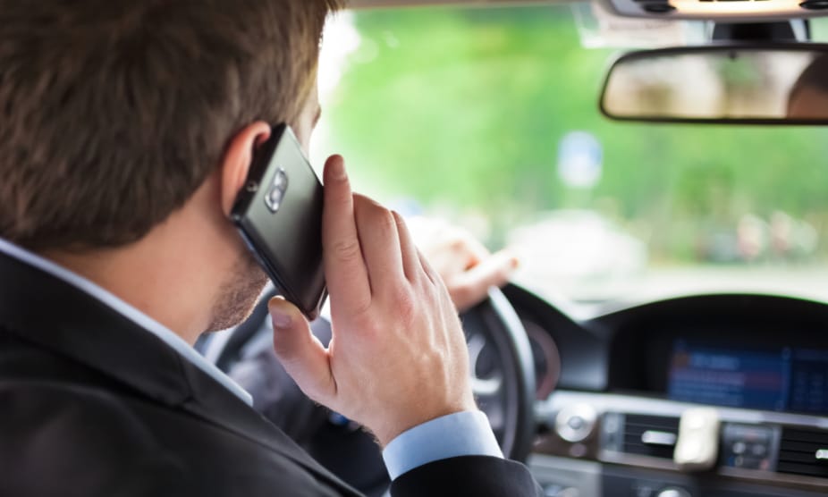 Egy hónapra ugorhat a jogsi, ha vezetés közbeni mobilozáson kapnak a szomszédban