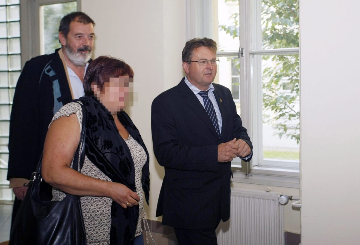 Véres ruhákat is bemutattak a vak komondoros Balogh tárgyalásán