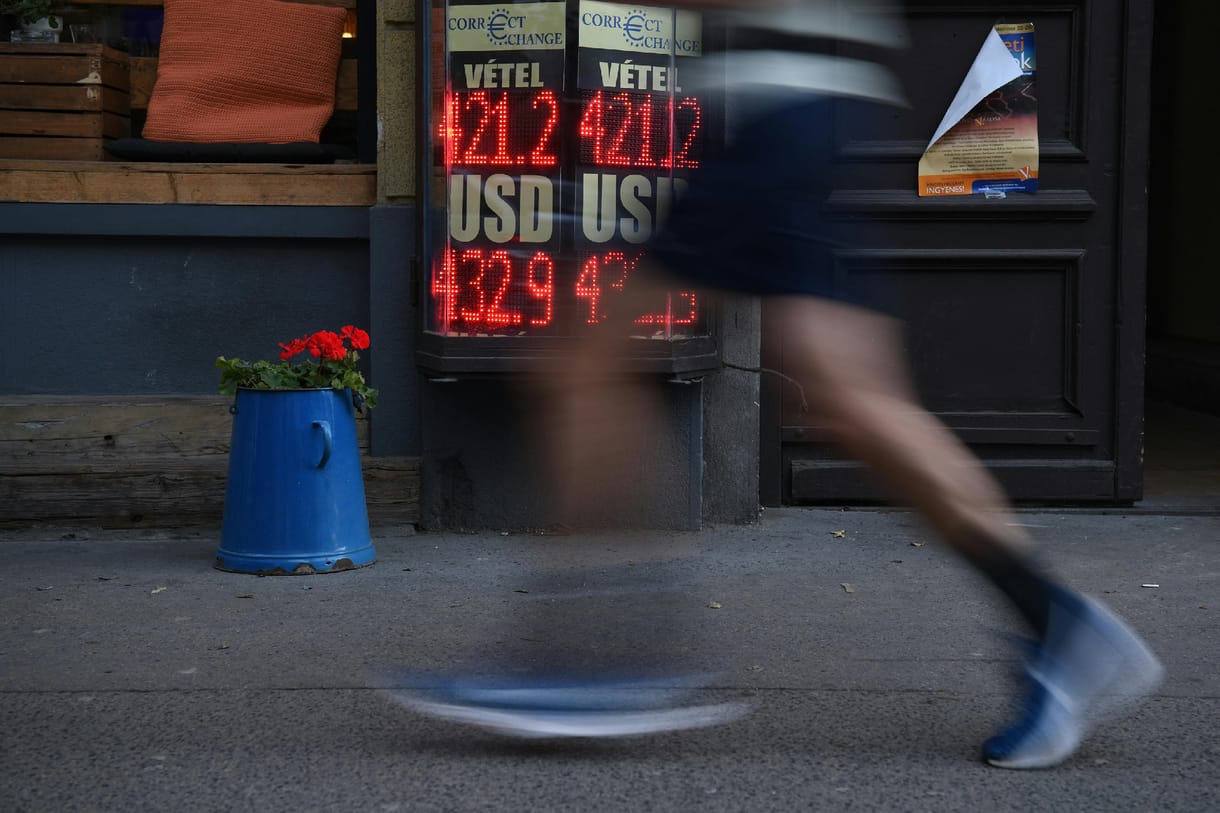 426 az euró, 440 a dollár – a mainál még soha nem volt mélyebben a forint