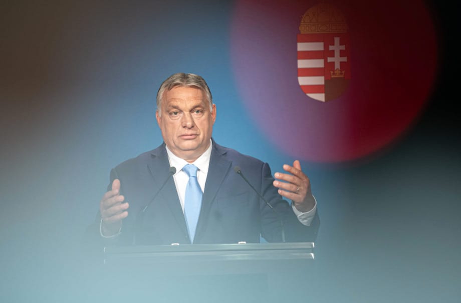 Fekete paravánok mögött, hermetikusan elzárva ülésezik a Fidesz–KDNP Debrecenben