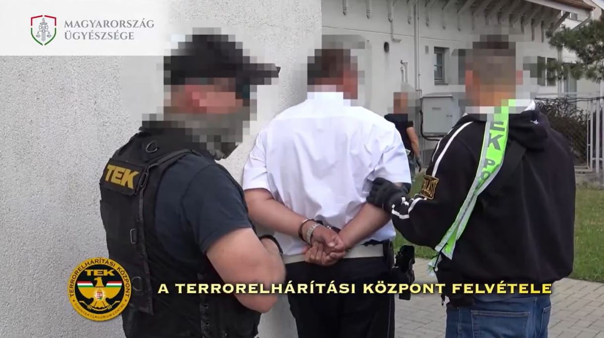 Pénzt, szerszámokat és konzerveket kért két autópálya-rendőr, hogy ne büntessenek