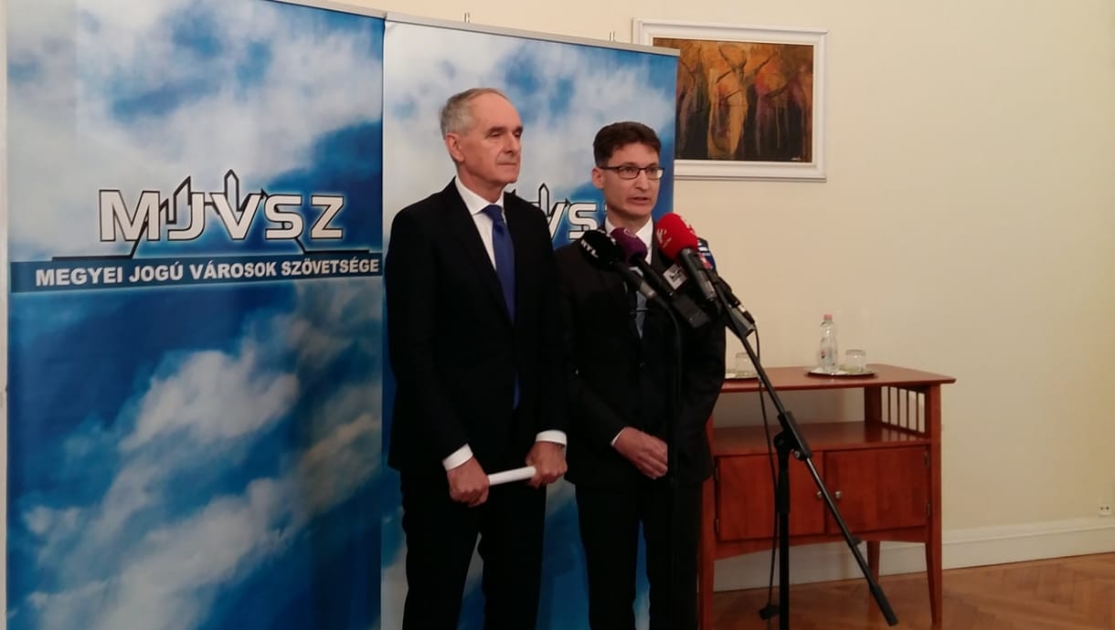 Szintet lépnek a rettegésben: A Fidesz a tűzoltózenekarban is migránssimogatót lát
