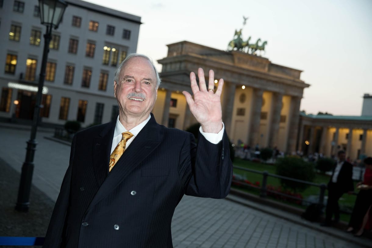 John Cleese besokallt Angliától, el is költözik egy karibi szigetre