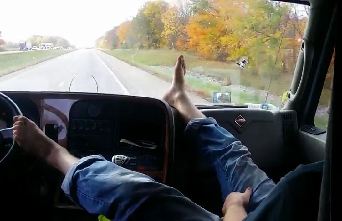 Ennél a sofőrnél tényleg nincs agyamentebb sehol a világon – videó