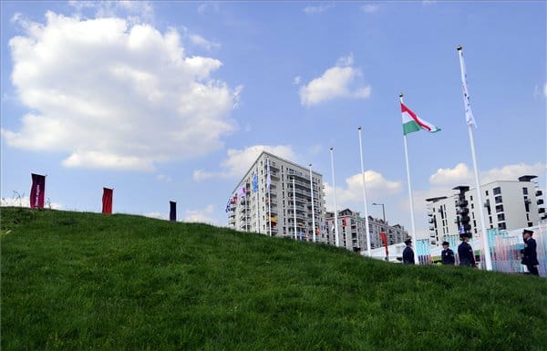 Fotók: jó helyre került a magyar zászló Londonban
