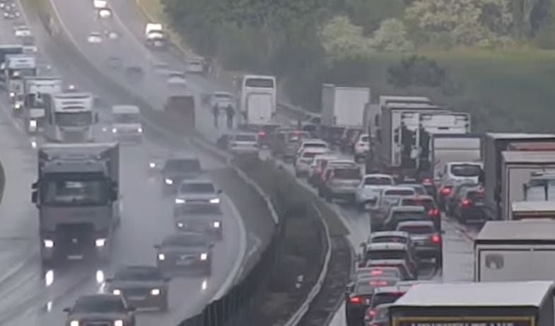 Fantomdugó miatt szaladt egymásba két jármű az M1-esen – videó