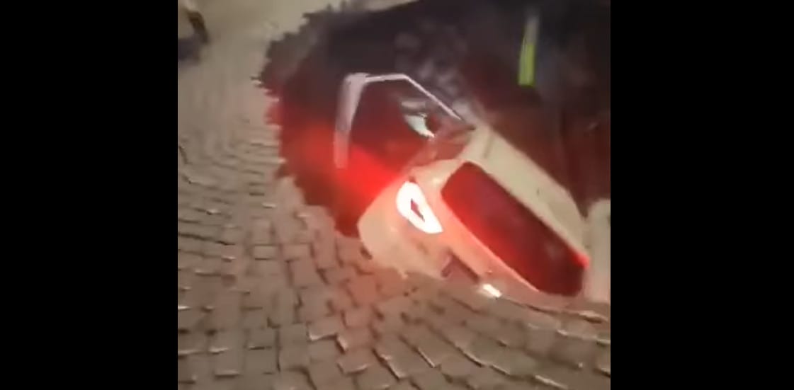 Két autót nyelt el a föld Nápoly egyik utcájában – videó